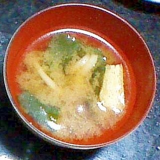 小松菜・しめじ・油揚げの味噌汁